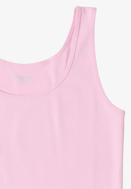 Un débardeur rose clair sans manches, en tissu léger et uni.