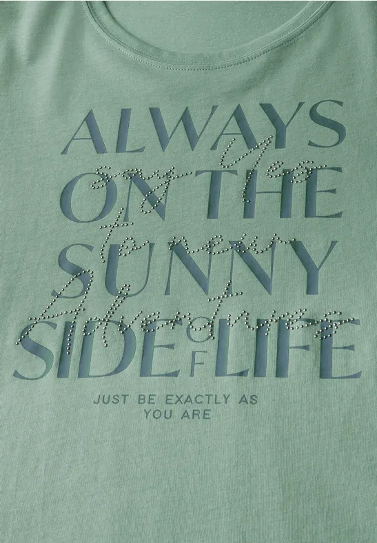 Shirt mit Wording Artwork matcha green