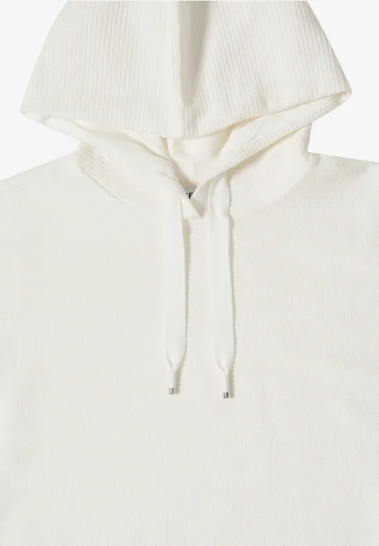 Weißer Kapuzenpullover mit Kordelzug und feiner Rippstruktur.