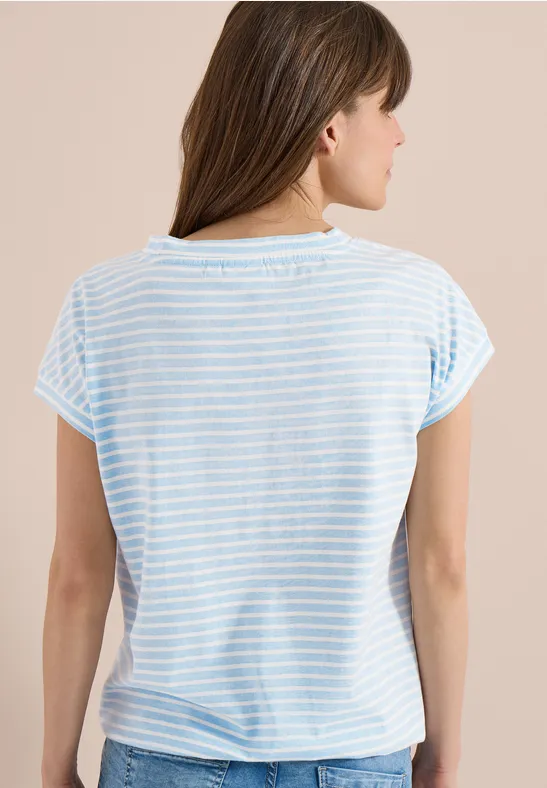 Rückansicht einer Frau in hellblau-weiß gestreiftem T-Shirt.