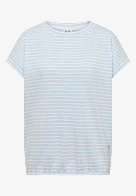 Kurzärmeliges, weißes T-Shirt mit dünnen hellblauen Querstreifen.