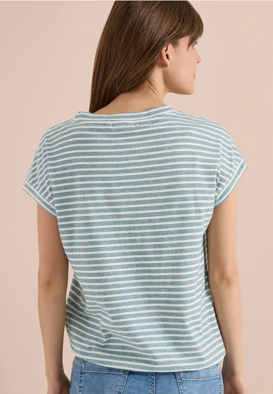 Rückenansicht einer Frau in hellblau-weiß gestreiftem Kurzarm-T-Shirt.