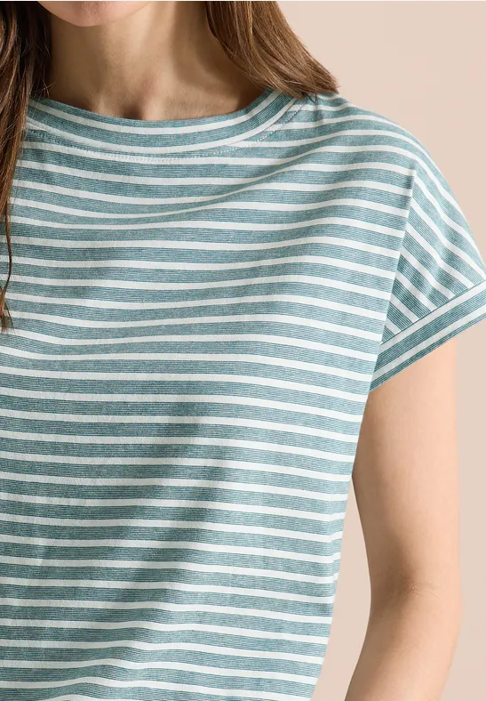 Nahaufnahme eines kurzärmeligen, türkis-weiß gestreiften T-Shirts an einer Frau.