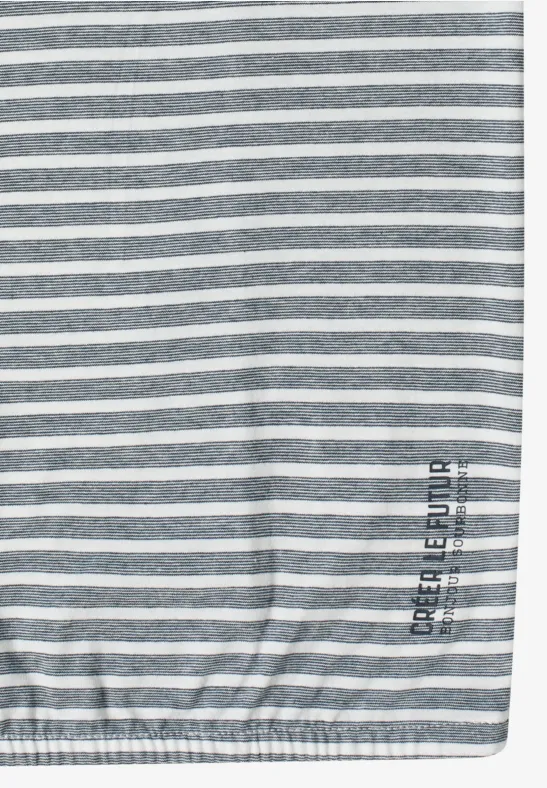 Grauer Stoff mit weißen Streifen, elastischem Saum und vertikaler Schrift.