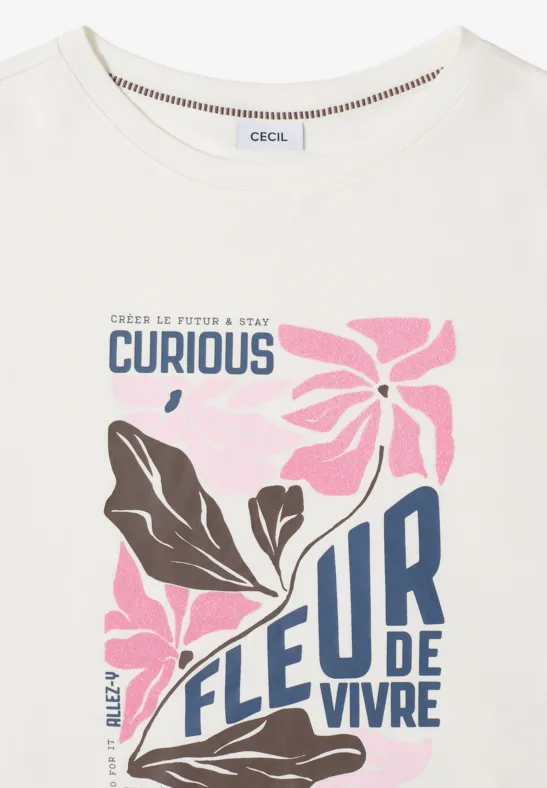 Weißes T-Shirt mit rosa Blumen- und Blattgrafik und den Schriften 'Curious' und 'FLEUR de VIVRE'.
