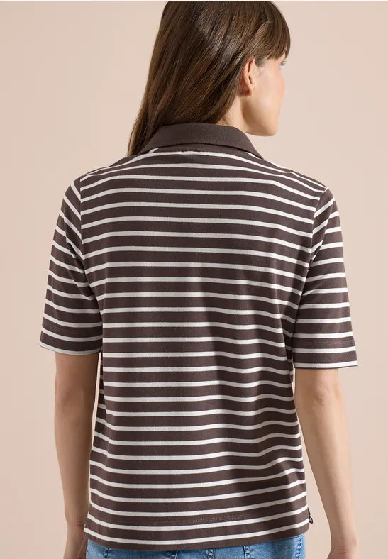 Femme vue de dos portant un polo à manches courtes rayé marron et blanc.