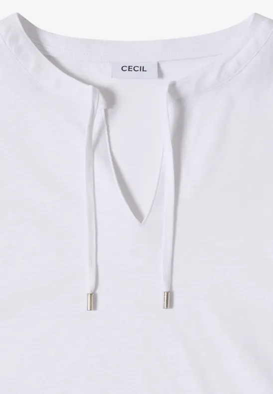 Weißes Shirt mit V-Ausschnitt und Kordelzug am Ausschnitt.
