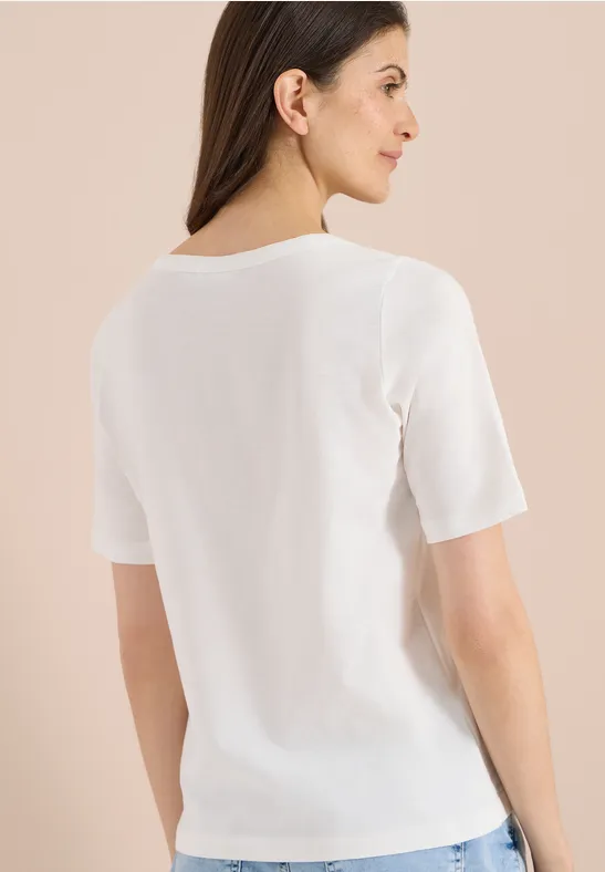 Rückansicht einer Frau in schlichtem, weißem T-Shirt