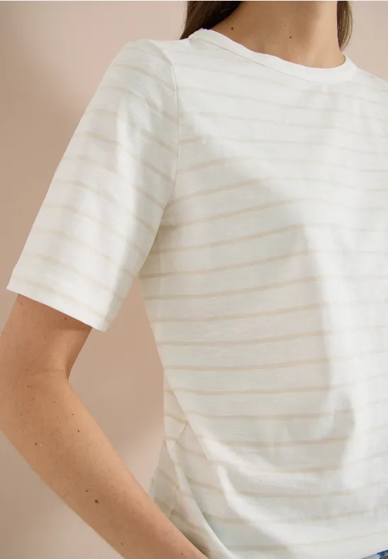 Eine Person trägt ein weißes T-Shirt mit dezenten hellen Streifen
