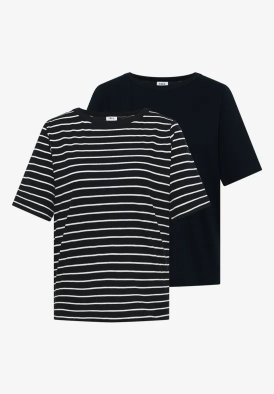 Zwei T-Shirts: eines gestreift in Schwarz-Weiß, das andere uni Schwarz.