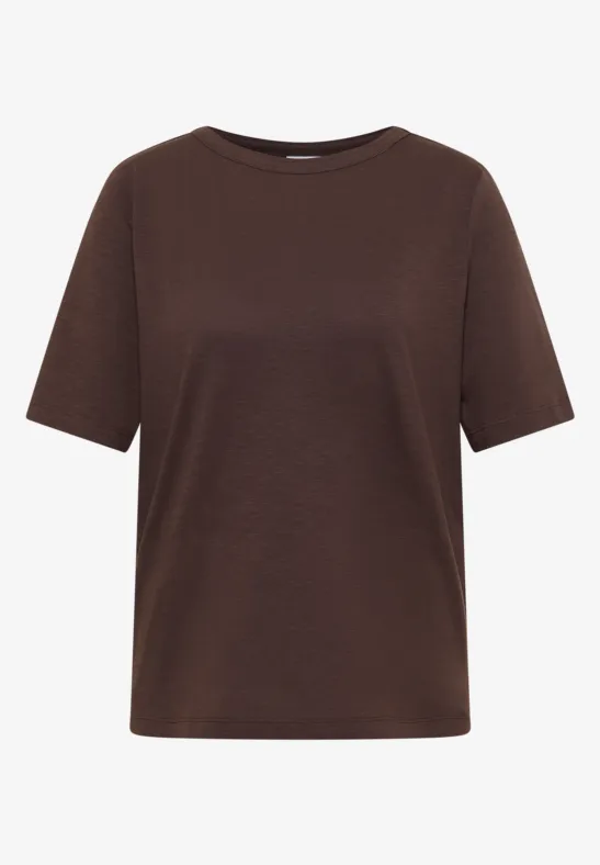 Ein schlichtes braunes T-Shirt aus Baumwolle mit kurzen Ärmeln und Rundhalsausschnitt.