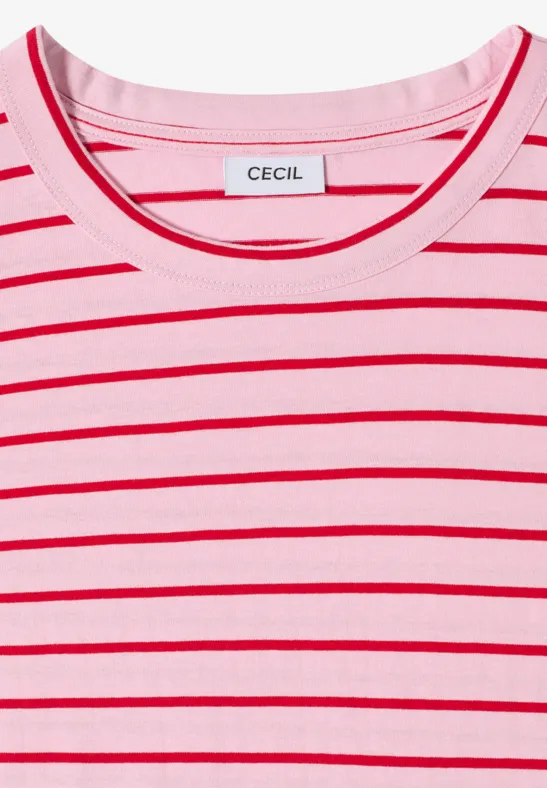 Un t-shirt rose à rayures rouges horizontales, encolure arrondie et étiquette blanche CECIL au col.