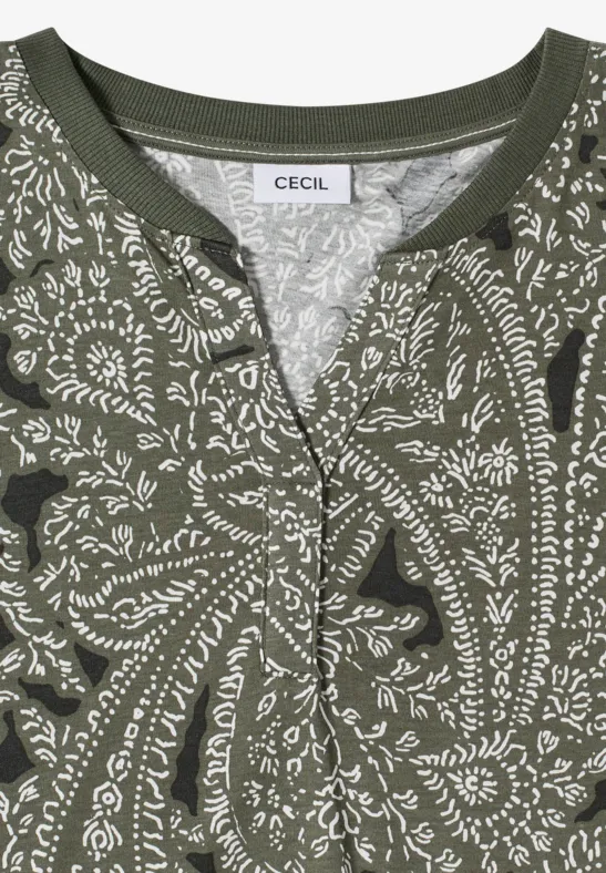 Olivegrünes Shirt mit weißem Paisley-Muster und V-Ausschnitt.
