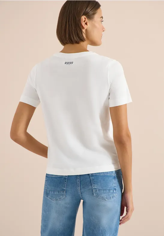 Rückansicht einer Person mit weißem T-Shirt und blauen Jeans.