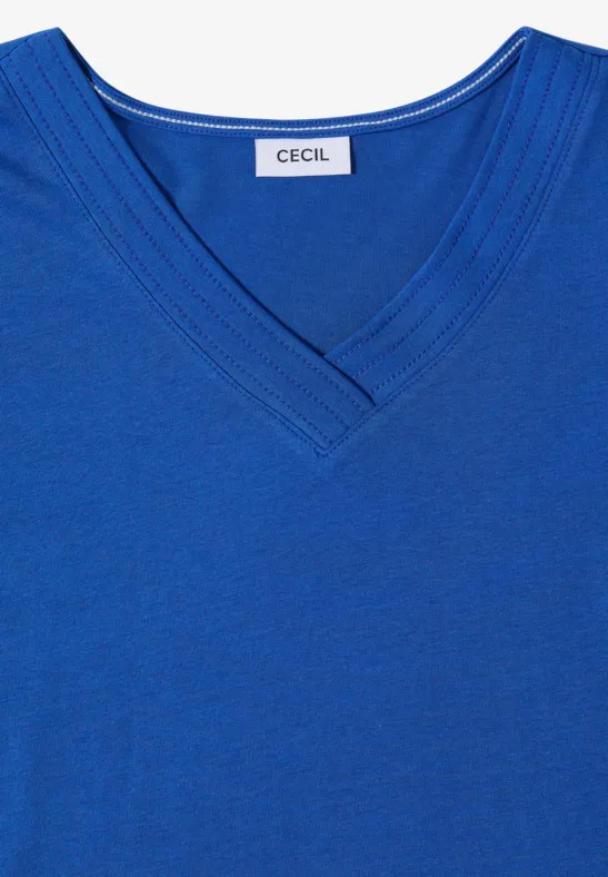 Ein schlichtes, himmelblaues T-Shirt mit V-Ausschnitt, feiner Ziernaht und 'CECIL'-Label im Nacken.