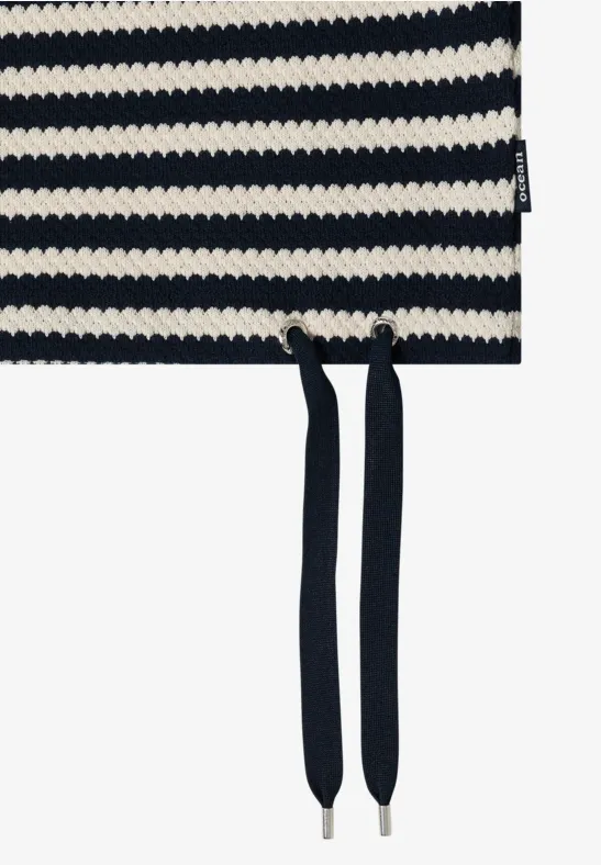 Bündchen eines gestrickten, marine-weiß gestreiften Hoodies mit schwarzen Kordeln.