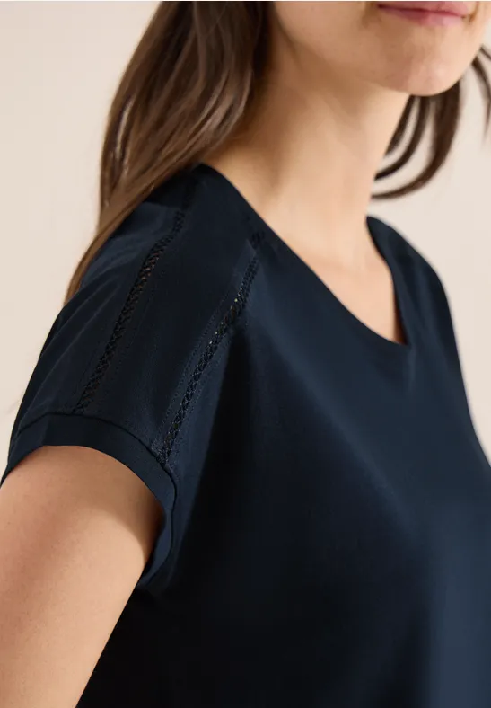 T-Shirt mit V-Neck und Spitzendetail universal blue