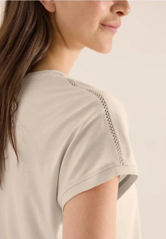 T-Shirt mit V-Neck und Spitzendetail pearl beige