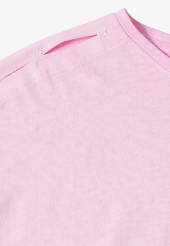 T-shirt rose clair à col rond avec texture fine.