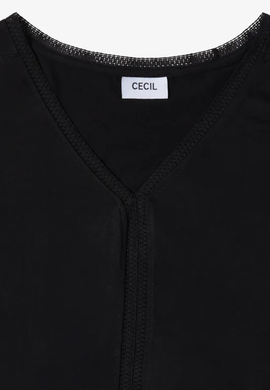 Schwarzes Shirt mit V-Ausschnitt und CECIL-Label.