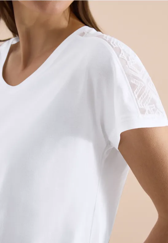 Weißes T-Shirt mit Spitzenbesatz an den Schultern