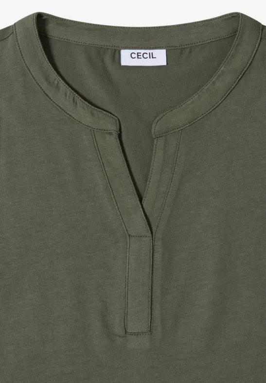 Ein olivgrünes Damen-T-Shirt mit offenem Rundhalsausschnitt und kurzer Knopfleiste, Marke CECIL.
