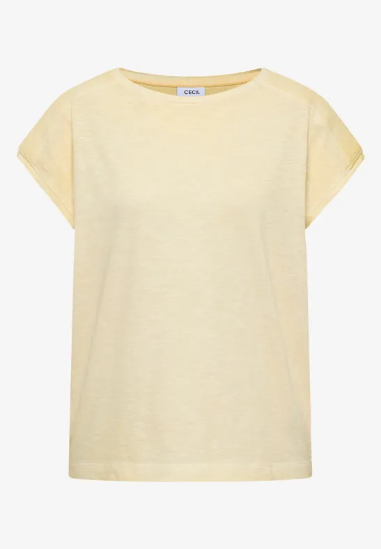 Leichtes gelbes T-Shirt mit kurzen Ärmeln und weitem Rundhalsausschnitt.