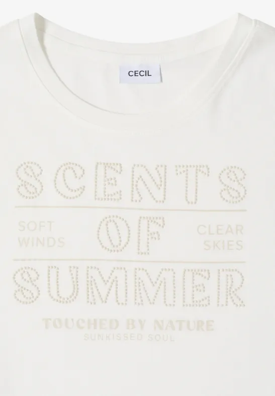 Weißes T-Shirt mit goldener Aufschrift „SCENTS OF SUMMER“ und den Texten „Soft winds“, „Clear skies“ und „Touched by nature“.
