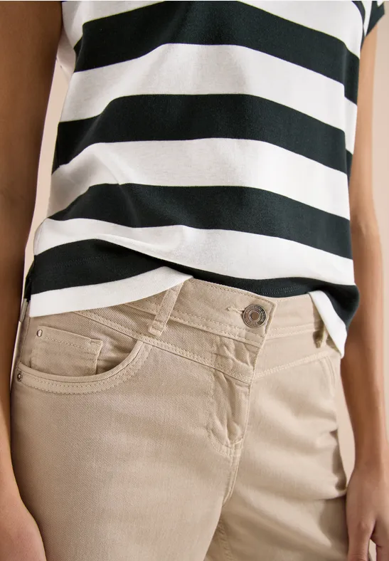 Beige Hose und schwarz-weiß gestreiftes Top an weiblichem Oberkörper