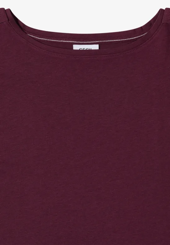 Un t-shirt simple de couleur bordeaux à col rond.