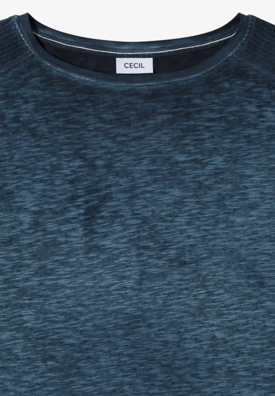 Ein meliertes blaues T-Shirt mit Rundhalsausschnitt.