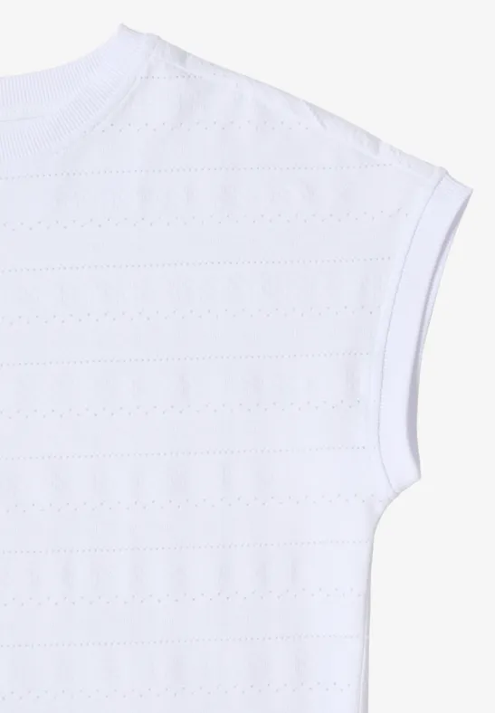 Détail d'un t-shirt blanc à manches courtes avec encolure ronde, vue sur l'épaule.