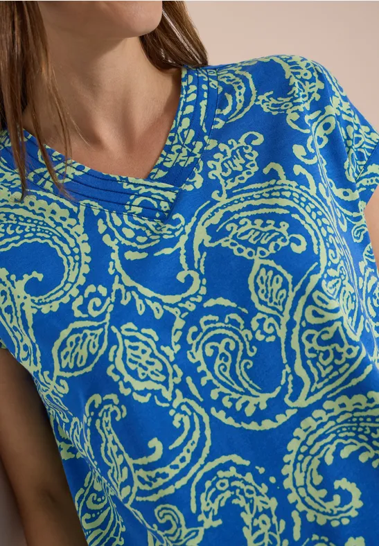 Blaues Shirt mit grünem Paisley-Muster.