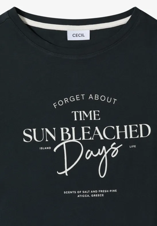 Schwarzes T-Shirt mit weißem Schriftzug 'Forget About Time Sun Bleached Days' auf der Vorderseite.