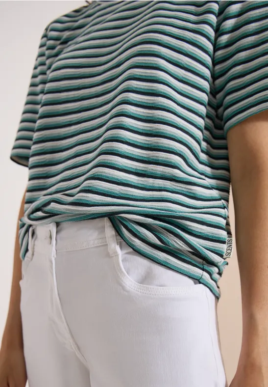 Buste vêtu d'un T-shirt rayé vert et blanc avec un pantalon blanc.
