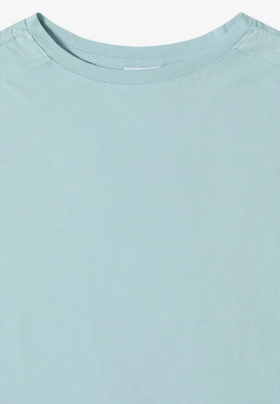 Ein schlichtes, hellgrünes T-Shirt mit rundem Halsausschnitt.
