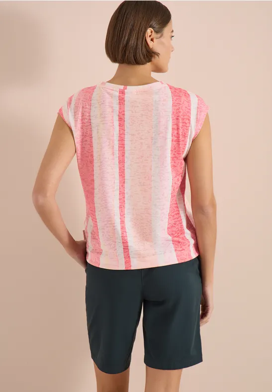 Rückenansicht einer Frau in rosa-weiß gestreiftem T-Shirt und dunklen Shorts vor neutralem Hintergrund.