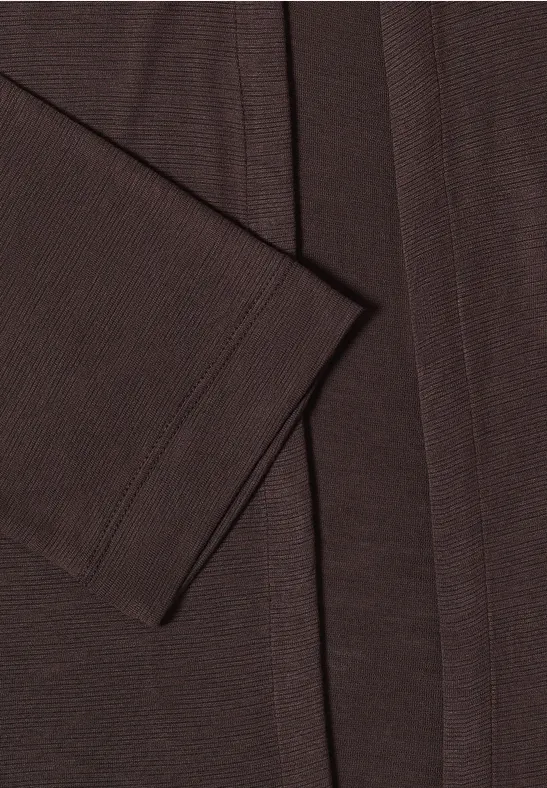 Dunkelbrauner Strickstoff eines Kleidungsstücks mit Ärmelbündchen und offener Vorderseite.