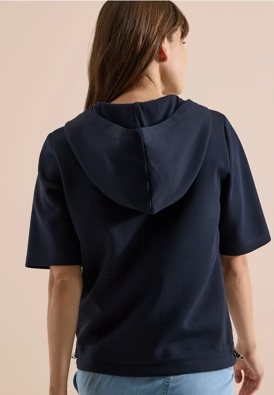 Vue de dos d'une personne en sweat à capuche court bleu marine.