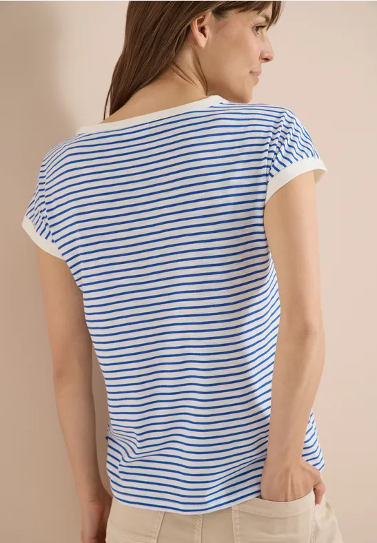 Eine Frau in blau-weiß gestreiftem T-Shirt, von hinten aufgenommen.