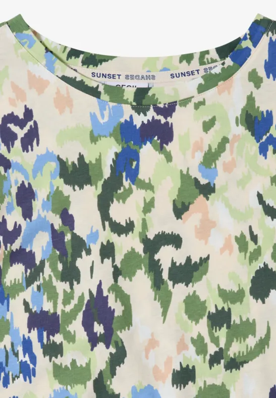 Débardeur à motif camouflage abstrait bleu, vert et beige sur fond clair.