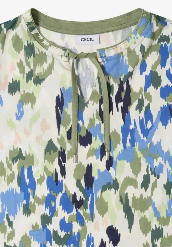 Damenbluse mit abstraktem Camouflage-Muster in Grün, Blau und Beige, Rundhalsausschnitt mit Kordel.