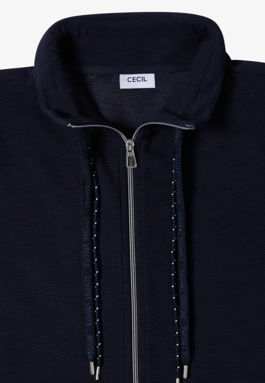 Dunkelblaue Sweatjacke mit Reißverschluss und Kordeln am Kragen, Label 'CECIL'.