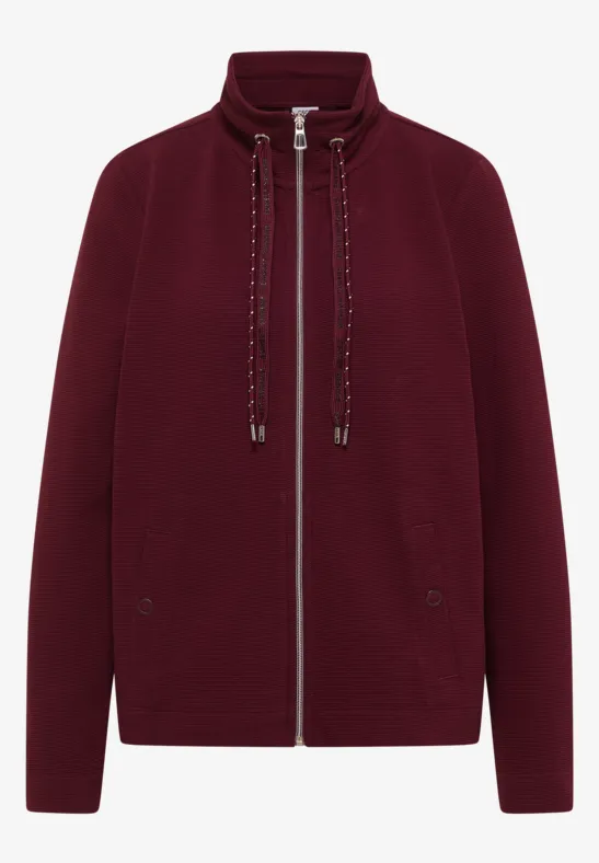 Schlichte bordeauxrote Jacke mit Stehkragen, Reißverschluss, Kordelzug und seitlichen Eingrifftaschen.