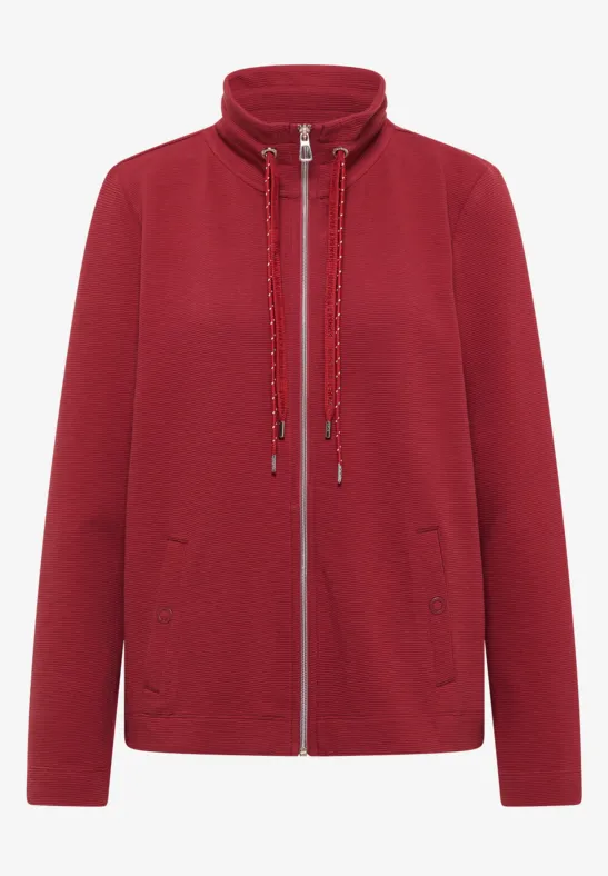 Rote Fleecejacke mit Stehkragen, durchgehendem Reißverschluss, Kordelzug und zwei Taschen.