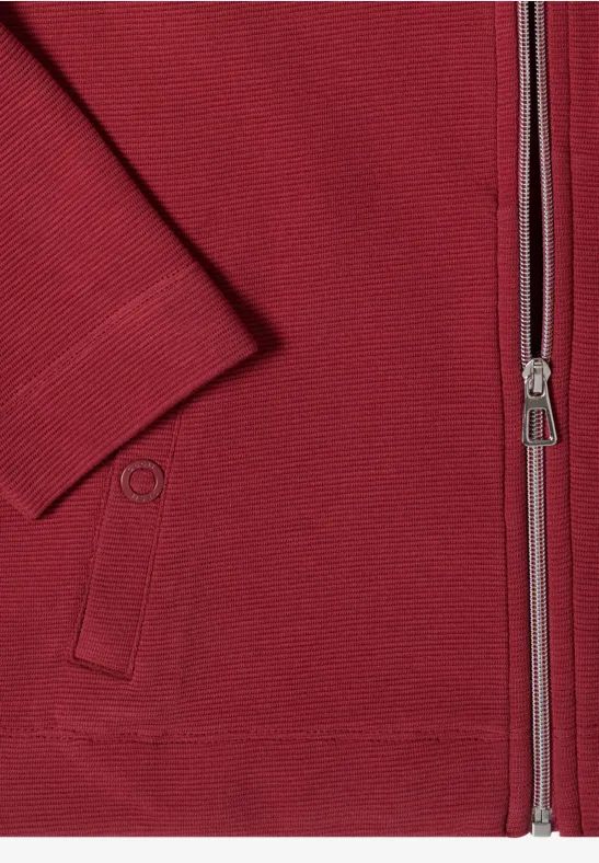 Roter Kapuzenpullover mit Reißverschluss und Tasche, leicht geripptes Baumwollmaterial.