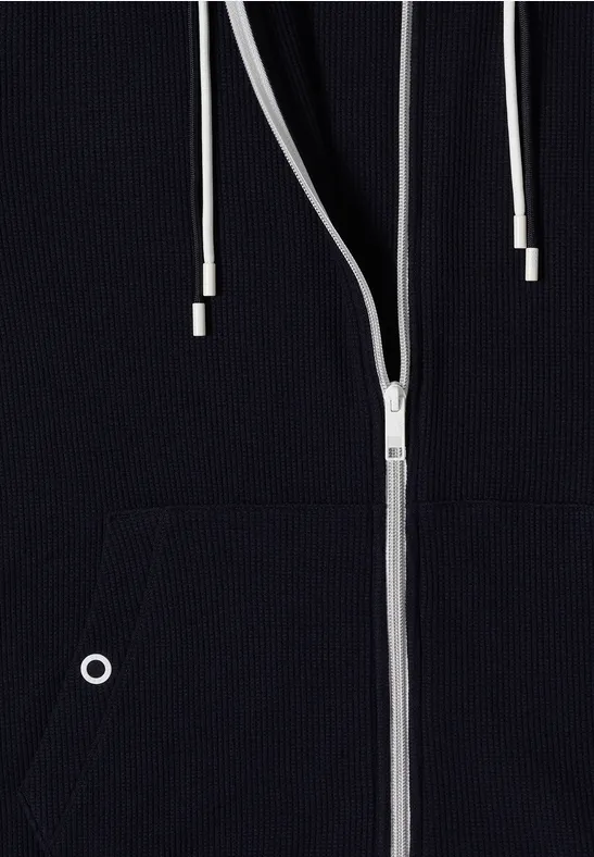 Schwarzer Reißverschluss-Hoodie mit weißem Kordelzug und Kängurutasche.