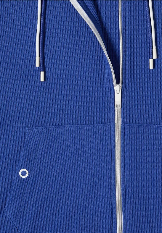 Blauer Kapuzenpullover mit Reißverschluss und Kängurutasche.