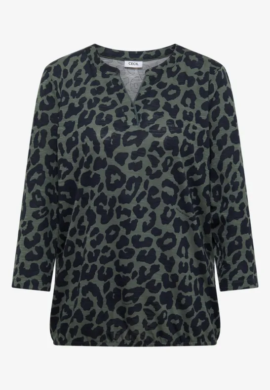 Grüner, locker geschnittener Pullover mit schwarzem Leopardenmuster und V-Ausschnitt.