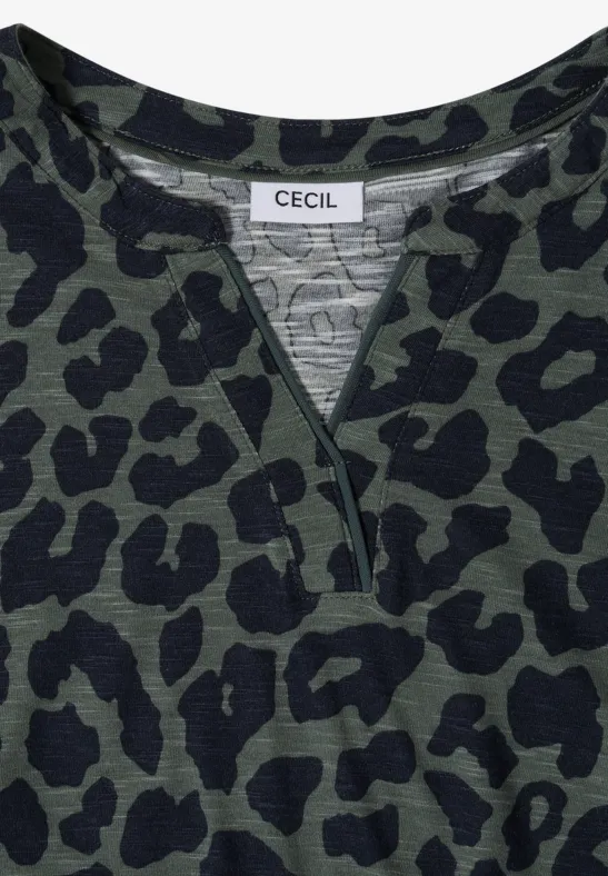 Dunkelgrünes Oberteil mit schwarzem Leopard-Camouflage-Muster, V-Ausschnitt und CECIL-Label im Nacken.